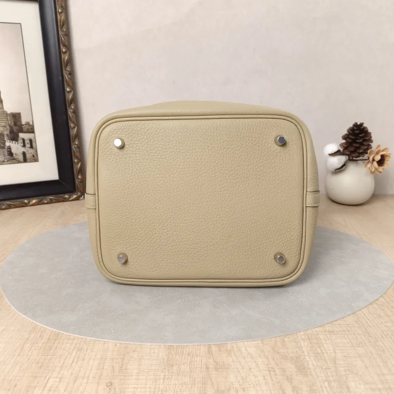 Hermès Top Handle Bag Picotin Lock 22 22S2 Taurillon Clemence TC Calfskin Medium22 × 17 × 21 cm — cover view 2 of 6