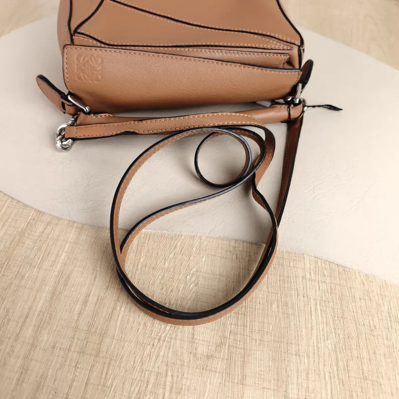 LOEWE Crossbody Bag Puzzle Caramel Calfskin Mini 18 × 8 × 12.5 cm — detail view 11 of 11
