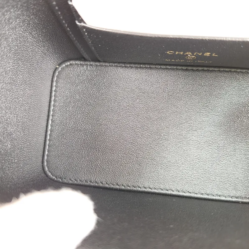 Chanel Crossbody Bag Edition Black Grained Calfskinmini16 × 8 × 9.5 cm — detail view 3 of 15