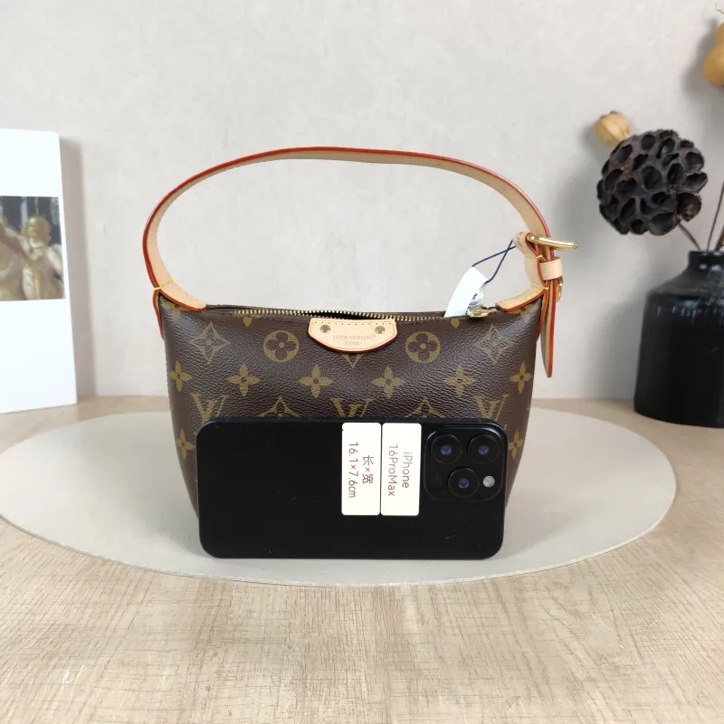 Louis Vuitton Shoulder Bag Pochette Hills Monogram PVC One Size 18.5 × 6.5 × 11 cm — cover view 2 of 6