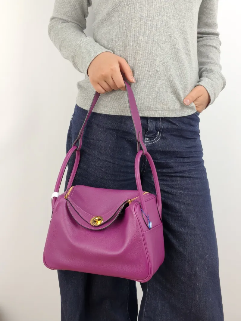 Hermès Crossbody Bag Lindy 26 P9Anemone Taurillon Clemence TC Calfskin Small 26 × 12 × 18 cm Y — on-model view 2 of 2