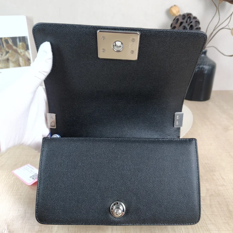 Chanel Crossbody Bag v leboy Black Grained Calfskin Small 20.5 × 8.5 × 12 cm 29 — detail view 5 of 11