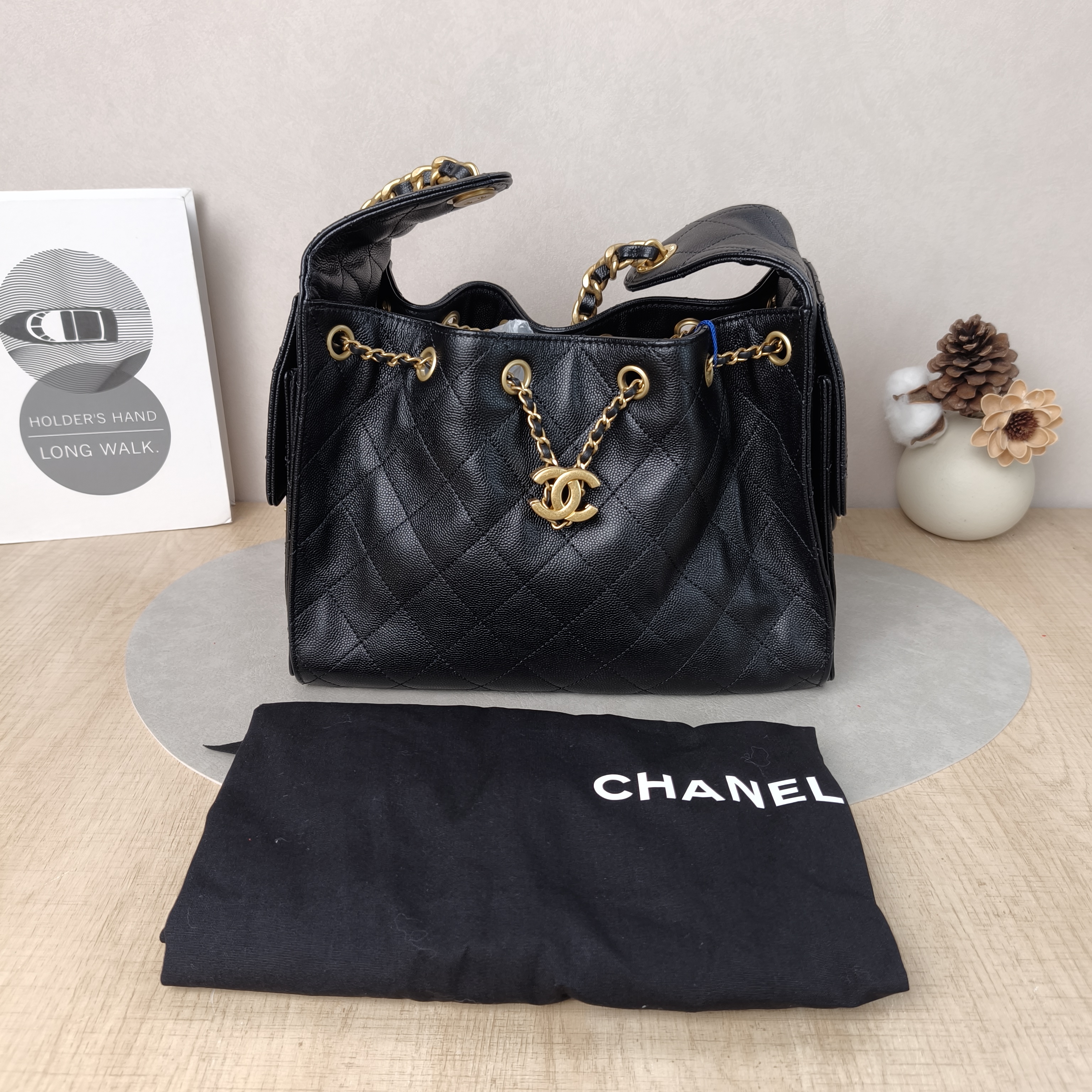 Chanel Shoulder Bag25Bag Black Grained Calfskin26 × 14 × 30 cm — cover view 4 of 6