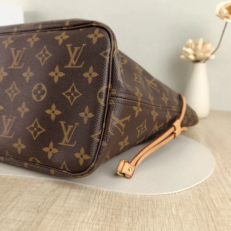 Louis Vuitton Shoulder Bag Neverfull Monogram PVC Medium31 × 14 × 28 cm — detail view 8 of 10