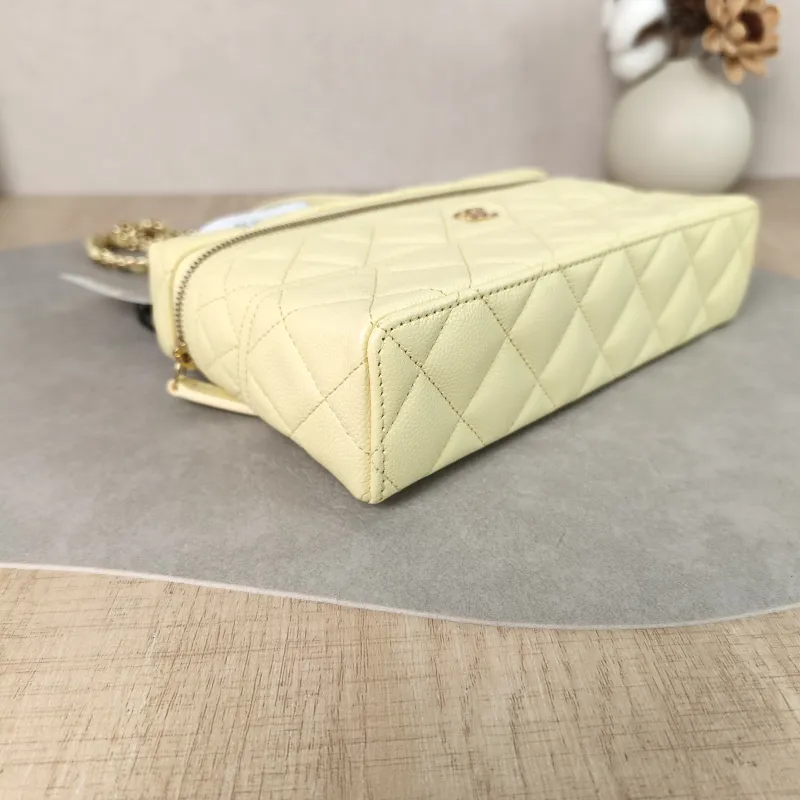 Chanel Crossbody Bag lp Yellow Grained Calfskin One Size 19.5 × 5 × 17 cm — detail view 3 of 11