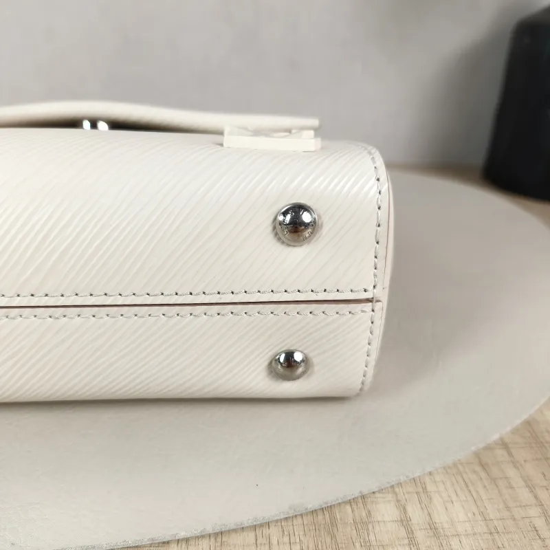 Louis Vuitton Crossbody Bag CLUNY White Epi Embossed Calfskin Mini 20 × 7.5 × 16 cm — detail view 11 of 14