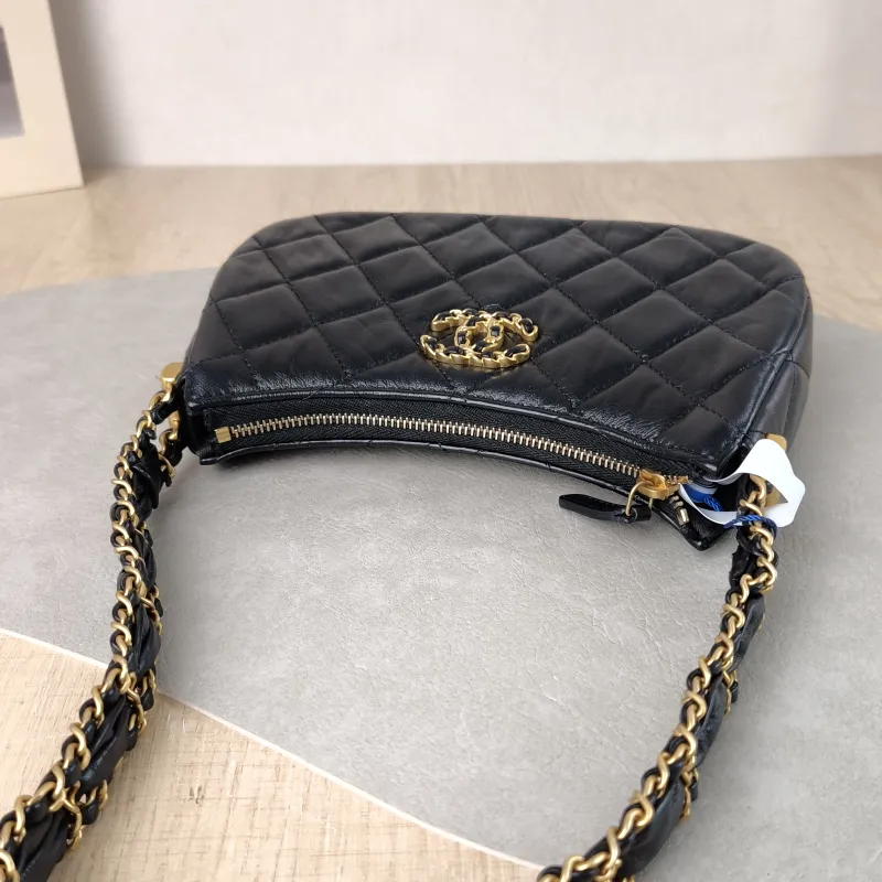 Chanel Shoulder Bag hobo 19 Black Lambskin Small 20 × 4.5 × 13 cm — detail view 10 of 11