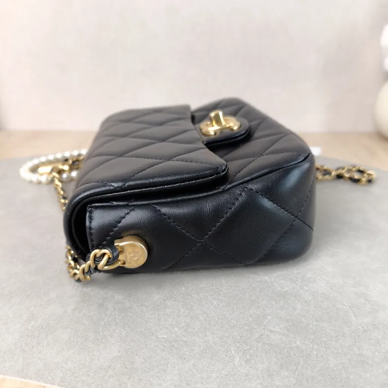 Chanel Crossbody Bag Pearl Black Lambskin One Size 18 × 6 × 13 cm — detail view 6 of 12