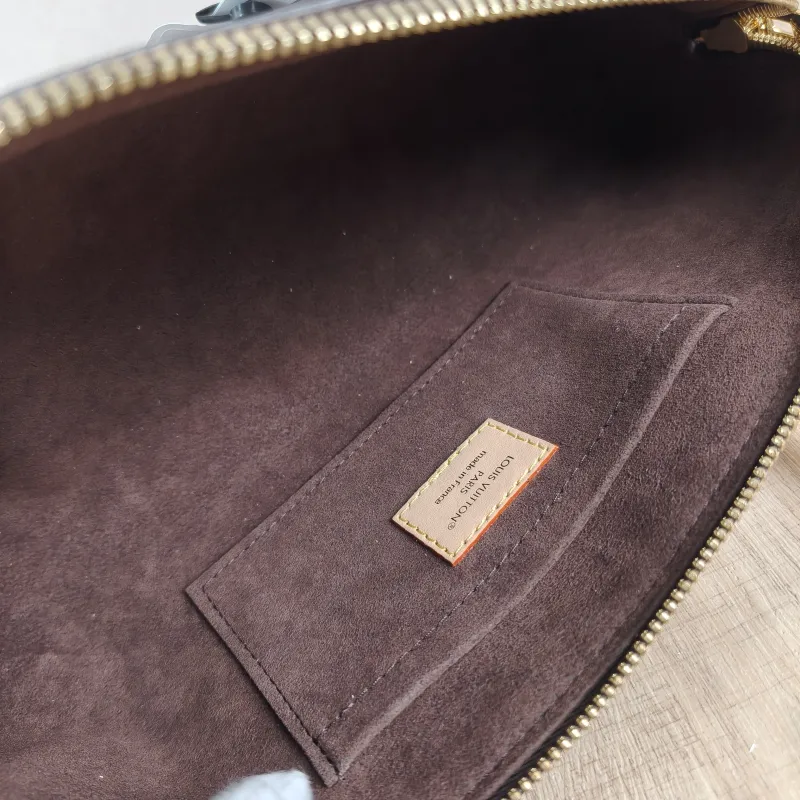 Louis Vuitton Shoulder Bag Squire East West Monogram PVC One Size29 × 8 × 14 cm — detail view 1 of 10
