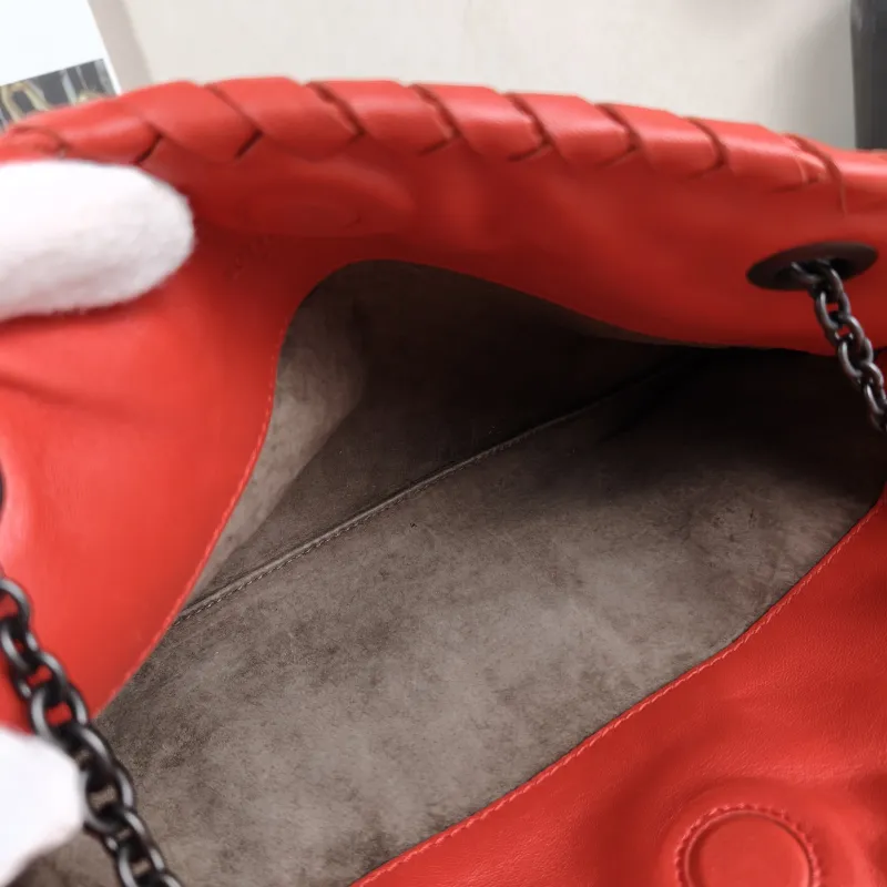 Bottega Veneta Shoulder Bag Shoulder Bag Red Lambskin One Size30 × 4 × 18 cm — detail view 10 of 11