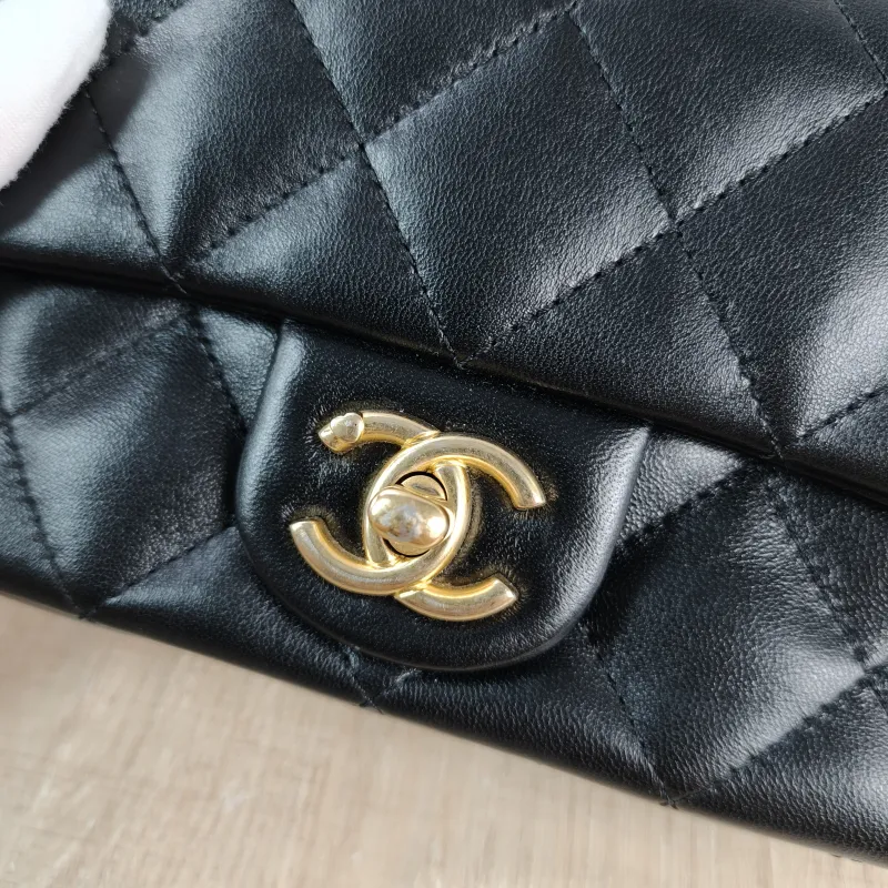 Chanel Crossbody Bag Black Lambskin 18 × 5 × 12 cm — detail view 11 of 11