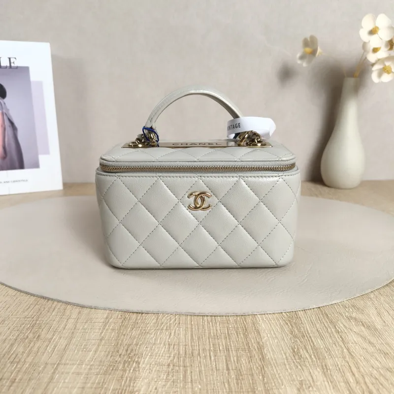Chanel Crossbody Bag trendy cc Edition Green Lambskin One Size17 × 8 × 9.5 cm