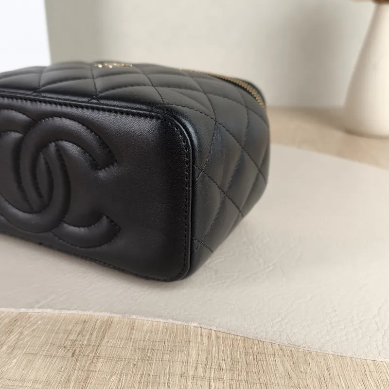 Chanel Crossbody Bag Edition Black with Gold-Tone Hardware Lambskin Mini 16 × 8 × 9.5 cm — detail view 4 of 12