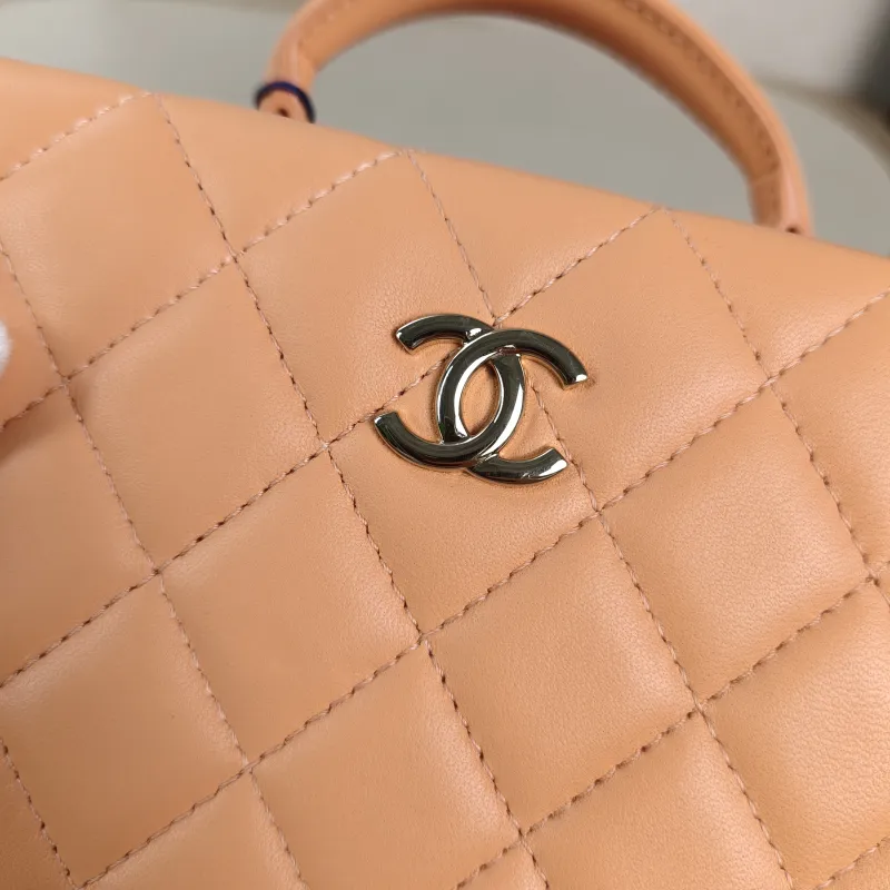 Chanel Crossbody Bag Box Bag Pink Lambskin One Size18.5 × 7 × 12 cm — detail view 3 of 11