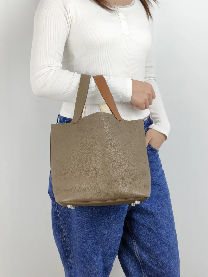 Hermès Top Handle Bag Picotin Lock 22 22 37 Brown · 18 · I2 TC Calfskin Medium 22 × 17 × 21 cm Z — on-model view 2 of 2