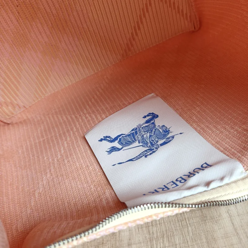 BURBERRY Shoulder Bag 30 × 17 × 38.5 cm — detail view 5 of 11