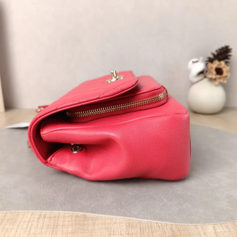 Chanel Crossbody Bag affinity Messenger Bag Red Grained Calfskin Medium 22 × 9.5 × 16 cm 25 — detail view 8 of 16