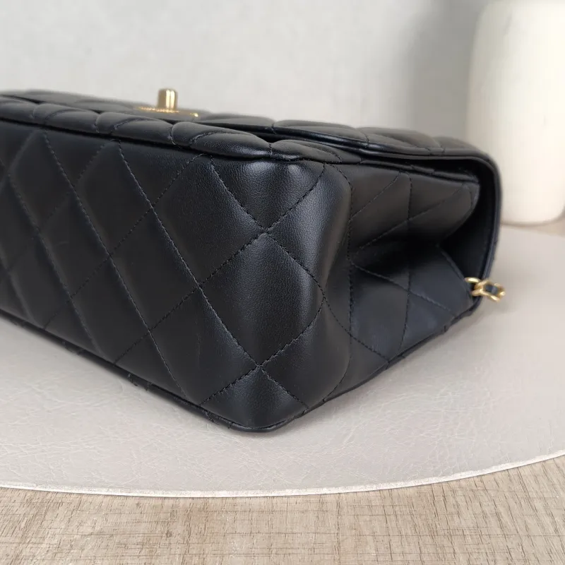 Chanel Crossbody Bag Black Lambskin One Size25 × 9 × 14.5 cm — detail view 12 of 13