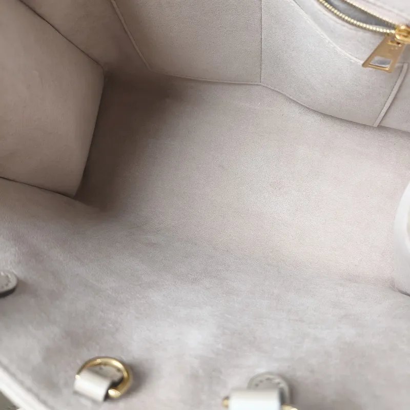 Louis Vuitton Shoulder Bag Onthego Medium · White Empreinte Embossed Calfskin Medium35 × 14 × 27 cm — detail view 10 of 11
