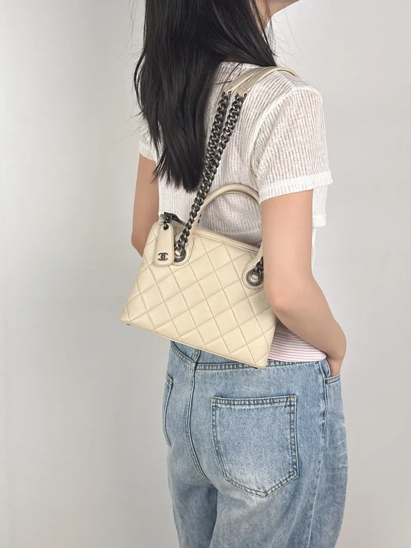 Chanel Shoulder Bag tote White Calfskin One Size23 × 8 × 17 cm — on-model view 2 of 3