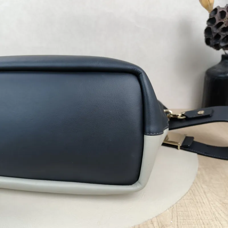 Chloé Shoulder Bag Shoulder Bag Beige Black Calfskin One Size30 × 14 × 23 cm — detail view 6 of 13