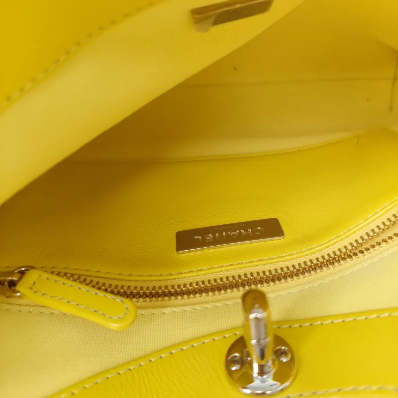 Chanel Crossbody Bag 31Bag Yellow Waxed Leather Mini 23 × 5.5 × 22 cm — detail view 4 of 9