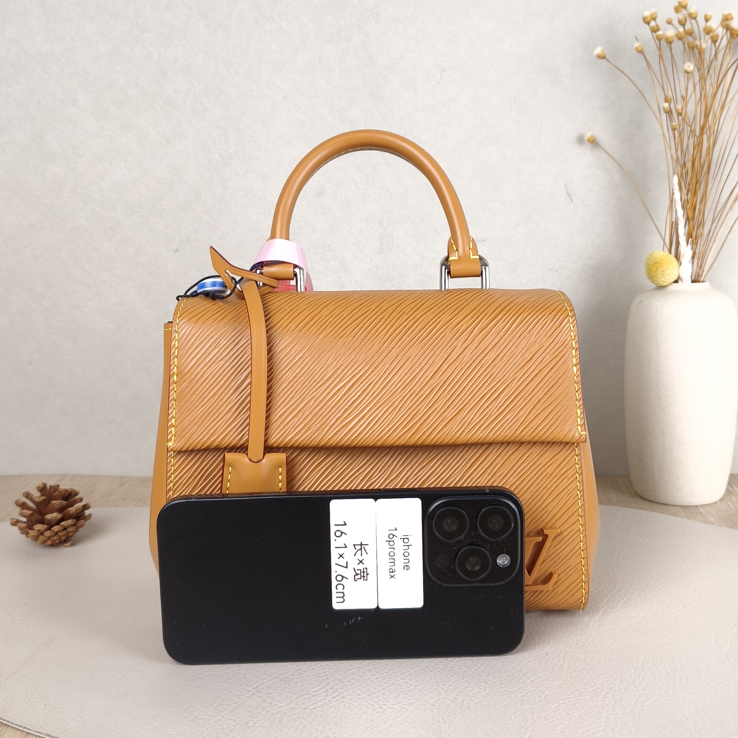 Louis Vuitton Crossbody Bag CLUNY Caramel Epi Embossed Calfskinmini20 × 7.5 × 16 cm — cover view 2 of 6
