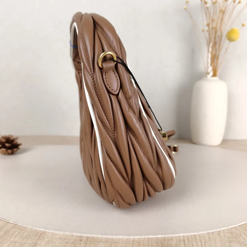 Miumiu Shoulder Bag Wander Matelassé Hobo Lambskin Small 20 × 6 × 17 cm — detail view 4 of 12