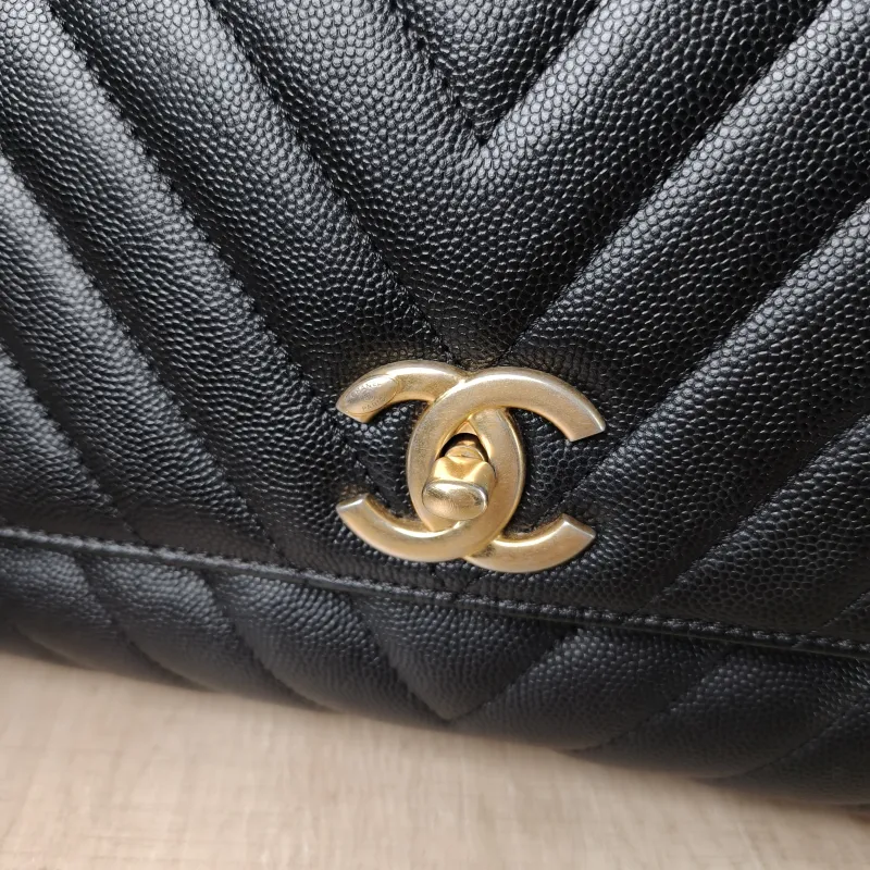 Chanel Top Handle Bag Coco Handle​ Black with Gold-Tone Hardware V Grained Calfskin Medium 29 × 12 × 18 cm 26 — detail view 5 of 15