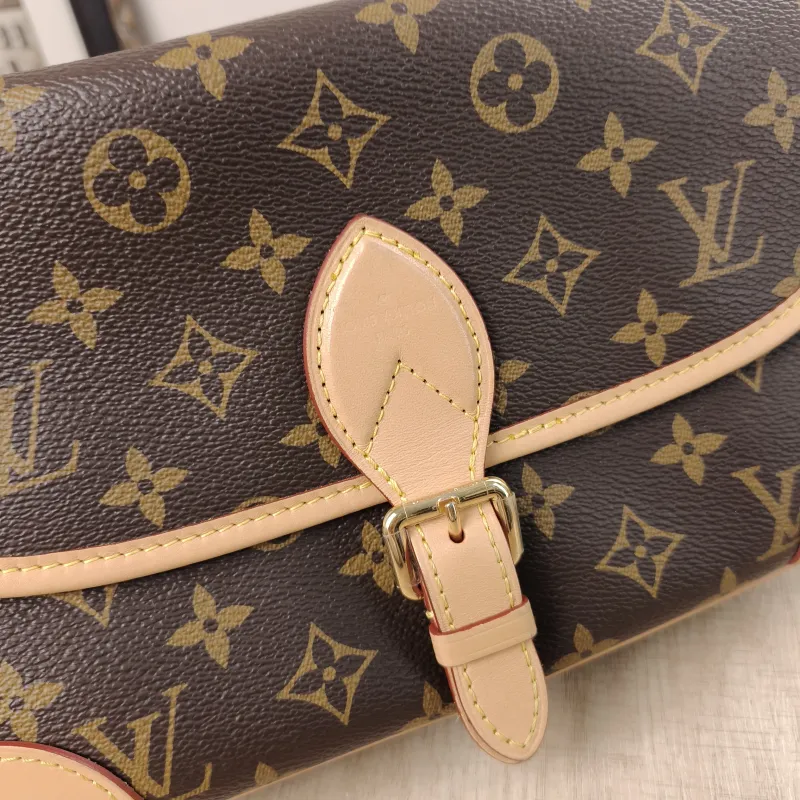 Louis Vuitton Crossbody Bag Diane Baguette Bag Shoulder Strap PVC Small24 × 9 × 15 cm — detail view 15 of 21