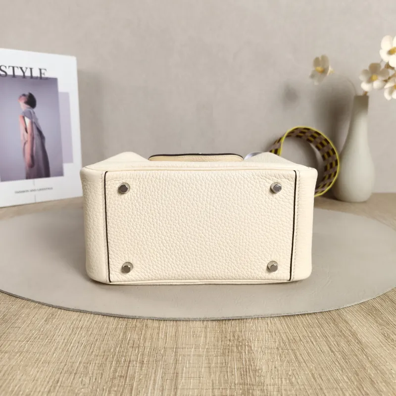 Hermès Crossbody Bag Shoulder Strap Lindy Mini 19 TC Calfskinmini19 × 9.5 × 13 cm — cover view 8 of 11
