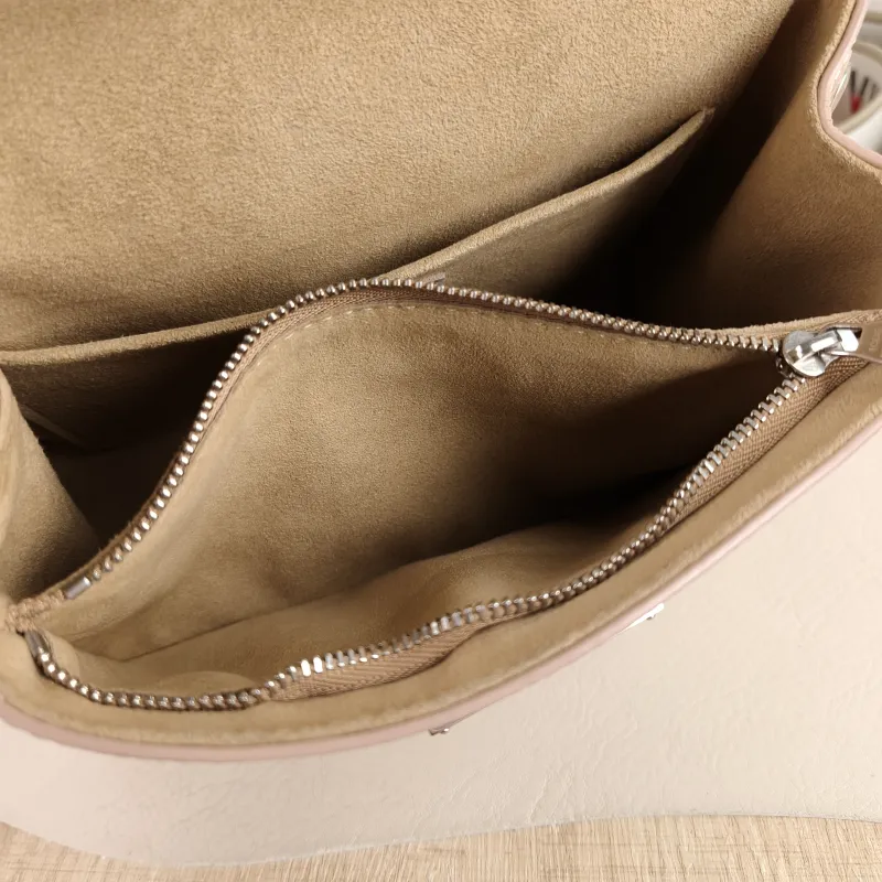 Louis Vuitton Crossbody Bag CLUNY White Epi Embossed Calfskin Mini 20 × 7.5 × 16 cm — detail view 4 of 11
