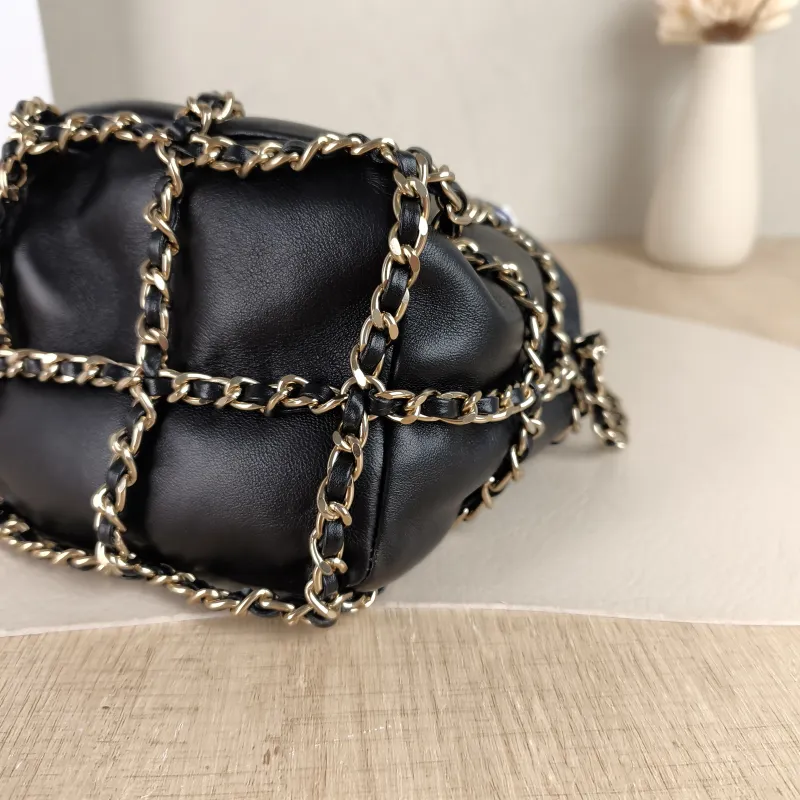 Chanel Crossbody Bag Crossbody Bag Black Lambskin One Size12 × 11 × 18 cm — detail view 4 of 12