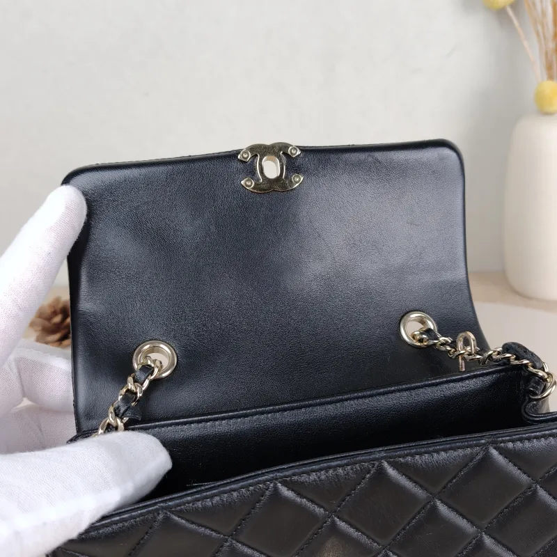 Chanel Crossbody Bag Crossbody Bag Black Lambskin One Size 19 × 4 × 11 cm — detail view 9 of 12