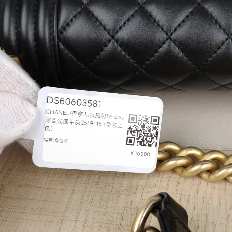 Chanel Crossbody Bag Le Boy​Black Calfskin25 × 9 × 15 cm — detail view 9 of 15