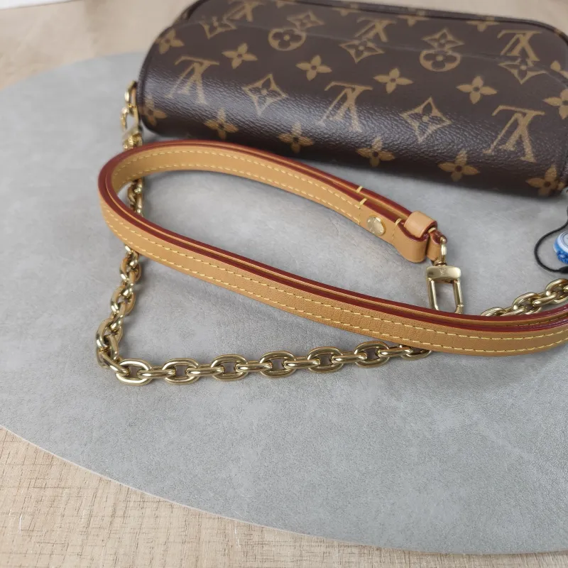 Louis Vuitton Crossbody Bag IVY Monogram PVC Small23.5 × 4.3 × 12 cm — detail view 3 of 13