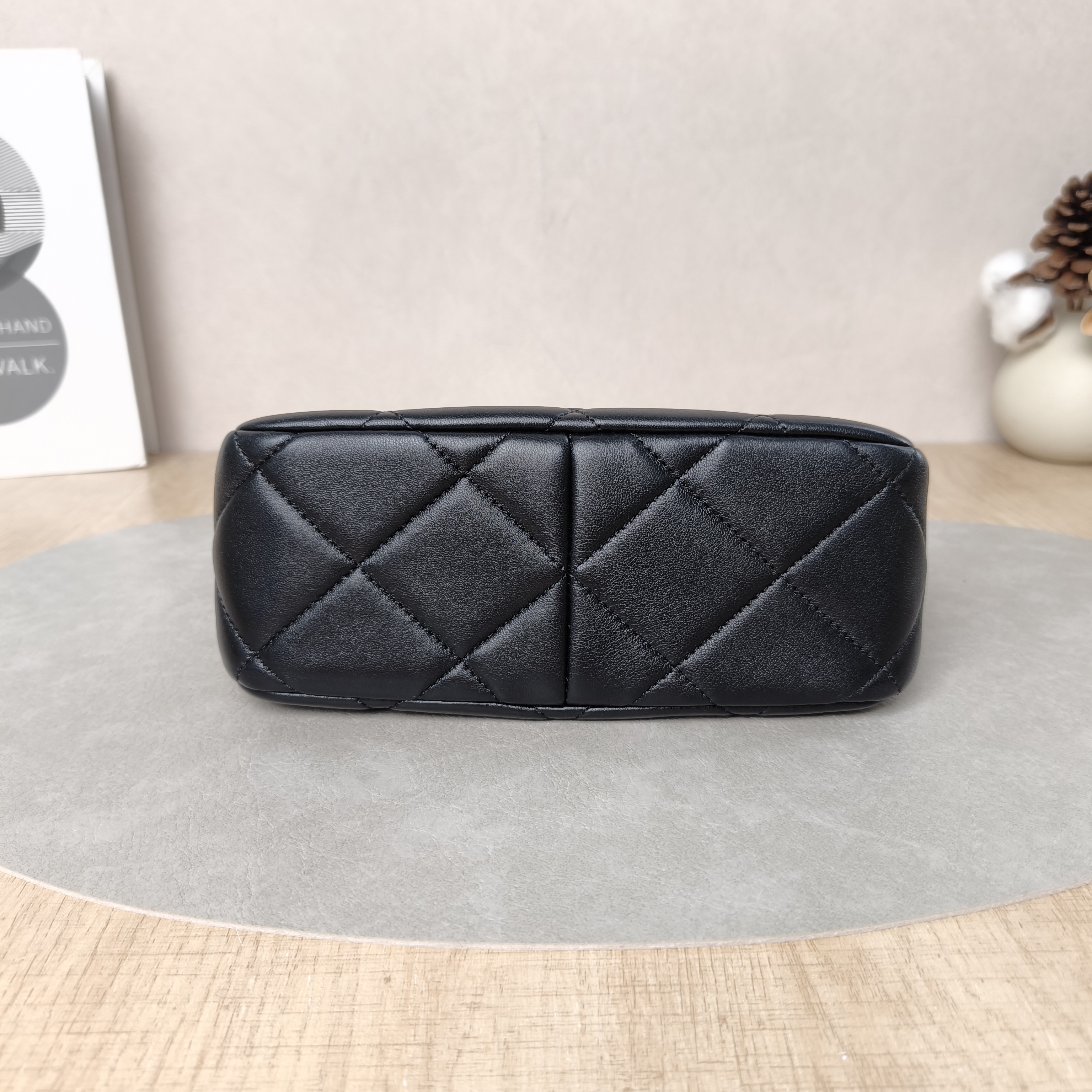 Chanel Shoulder Bag24s Pearl hobo Black Lambskin One Size20 × 7 × 14 cm — cover view 5 of 6