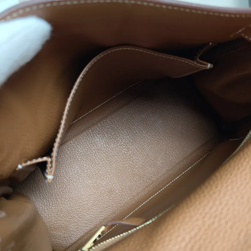 Hermès Shoulder Bag Kelly 25 Gold-Tone Hardware 37Gold Togo Calfskin Small 25 × 7 × 17 cm — detail view 10 of 14