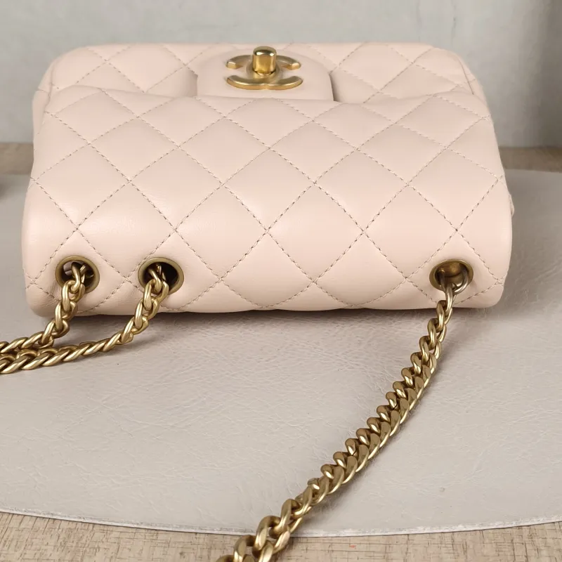 Chanel Crossbody Bag Pink Lambskinmini17 × 8 × 13.5 cm — detail view 9 of 14