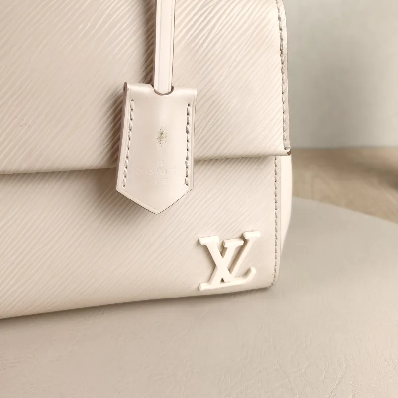 Louis Vuitton Crossbody Bag CLUNY White Epi Embossed Calfskin Mini 20 × 7.5 × 16 cm — detail view 9 of 11