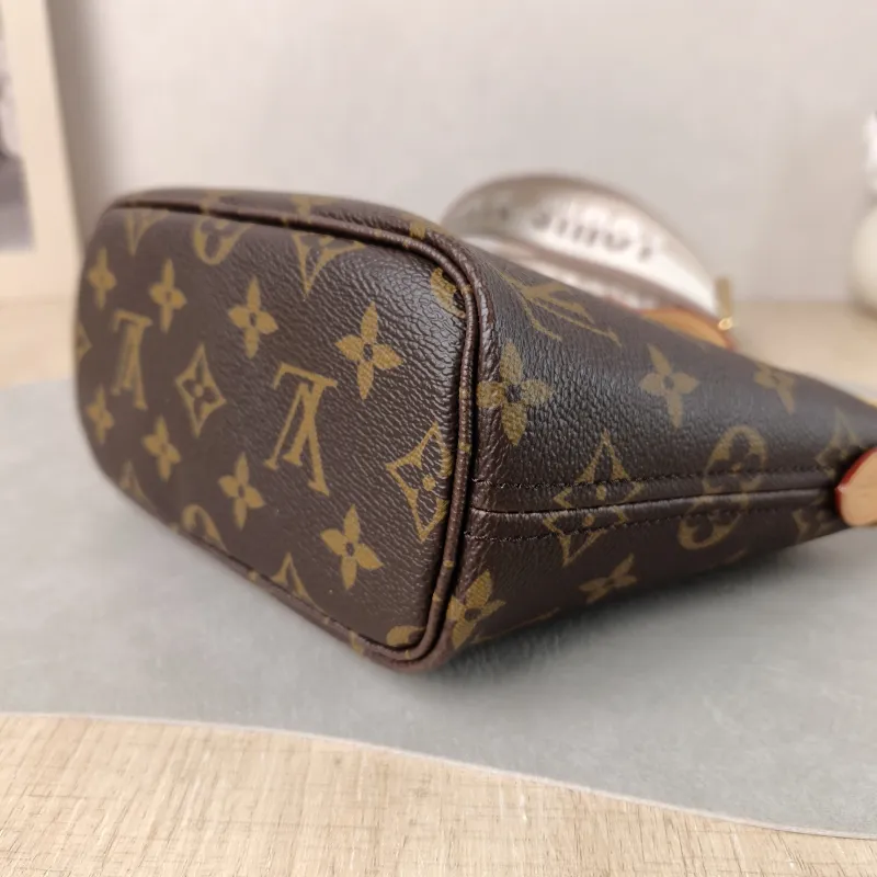 Louis Vuitton Crossbody Bag Neverfull BB Shoulder Strap PVC BB 24 × 9 × 14.5 cm — detail view 9 of 12
