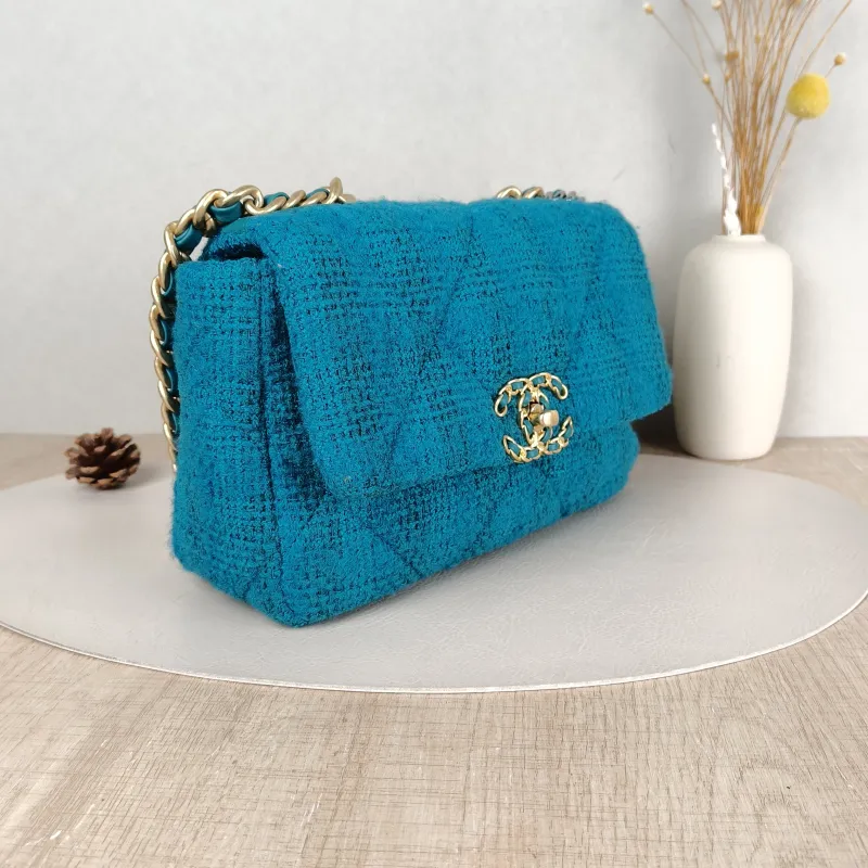 Chanel Crossbody Bag 19Bag Green Small 26 × 9 × 16 cm 29 — cover view 3 of 5