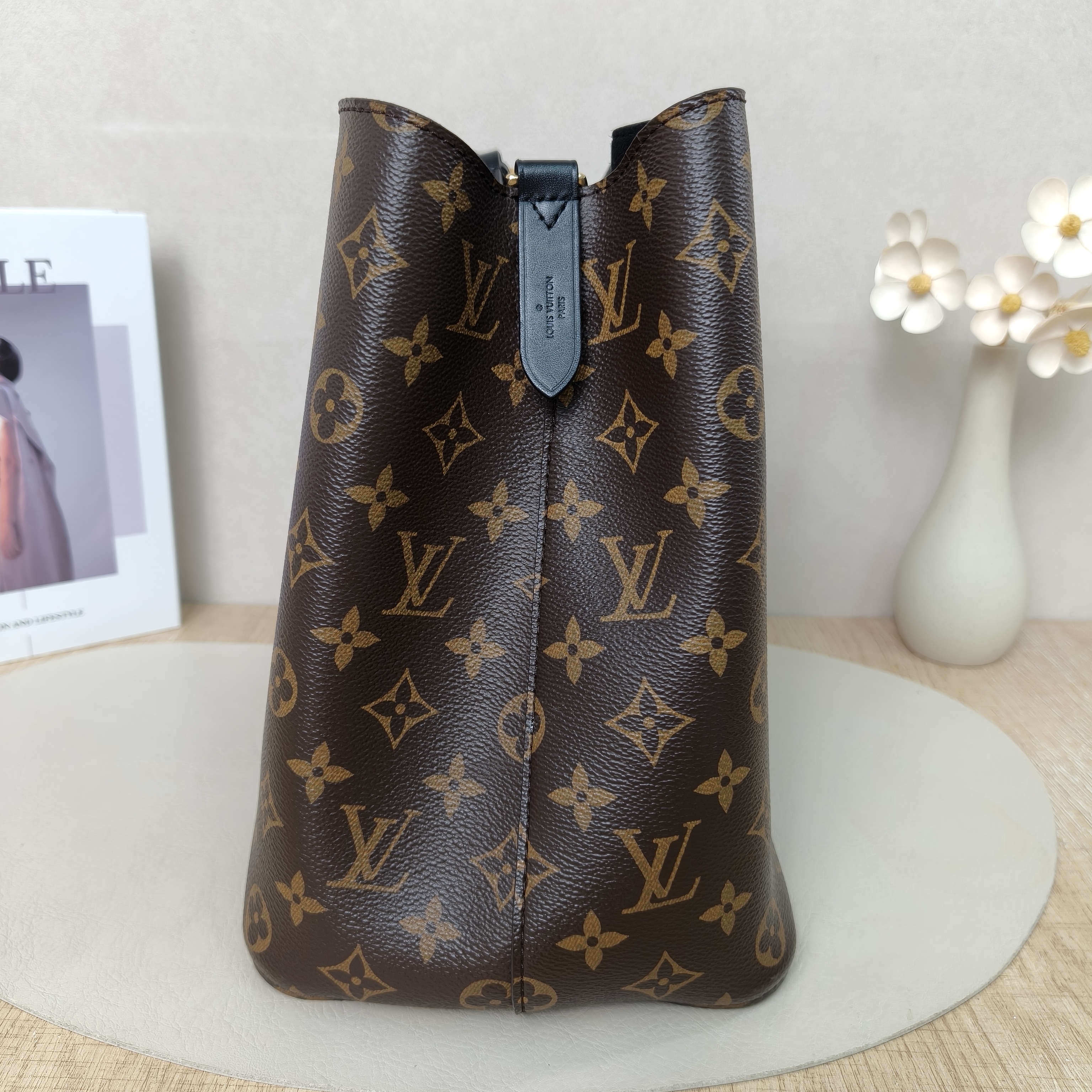Louis Vuitton NÉONOÉBucket Bag Medium Monogram Microchip Edition · Shoulder Strap · 26 × 17.5 × 26 cm — cover view 2 of 10