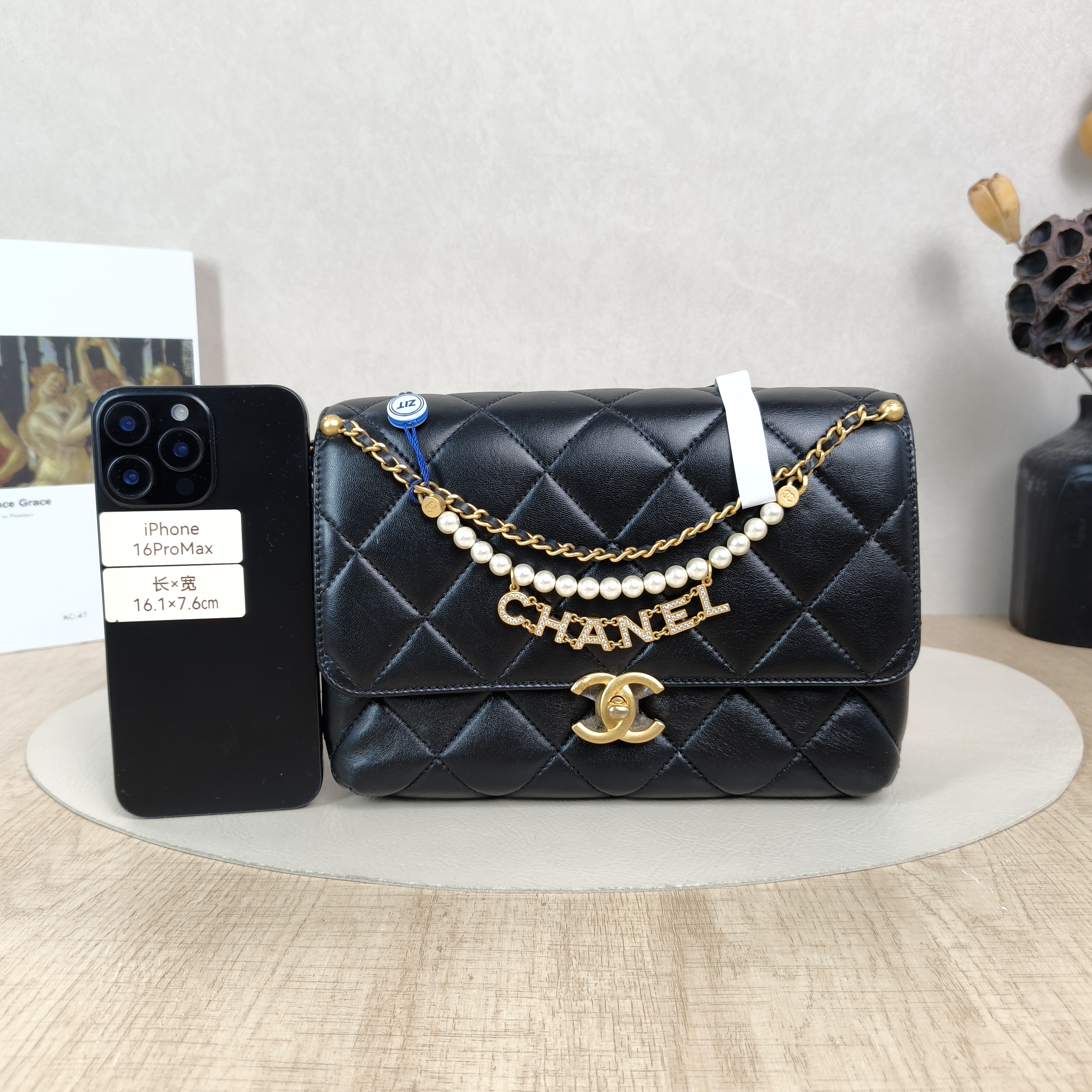 Chanel Crossbody Bag24a Pearl Black Calfskin One Size22 × 11 × 14.5 cm — cover view 3 of 6