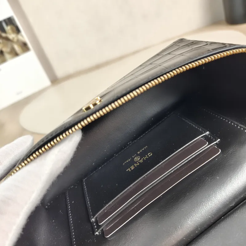 Chanel Crossbody Bag lp Vanity Case Bag Black Calfskin One Size 19.5 × 5 × 17 cm — detail view 5 of 15