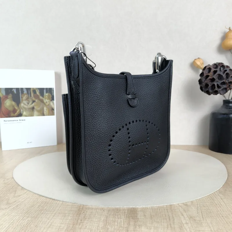 Hermès Crossbody Bag Evelyne 23 23Black TC Calfskin One Size23 × 6 × 24 cm — cover view 3 of 6