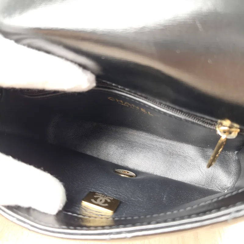 Chanel Crossbody Bag Black Lambskinmini19 × 8.5 × 14 cm — detail view 13 of 16