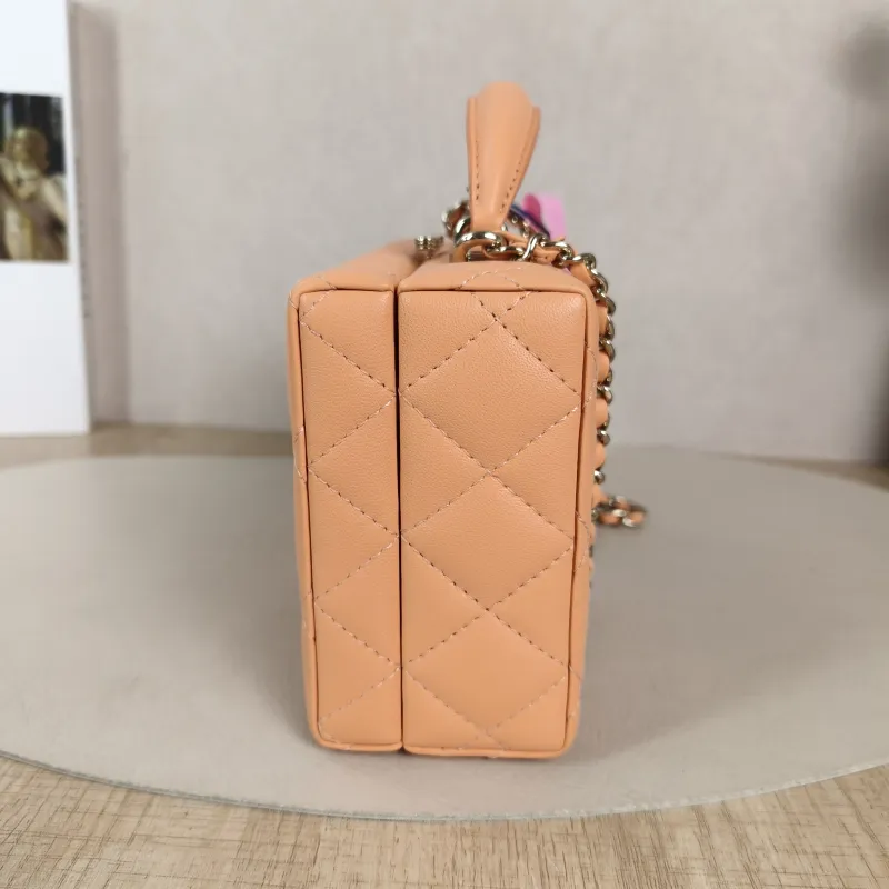 Chanel Crossbody Bag Box Bag Pink Lambskin One Size18.5 × 7 × 12 cm — detail view 8 of 11