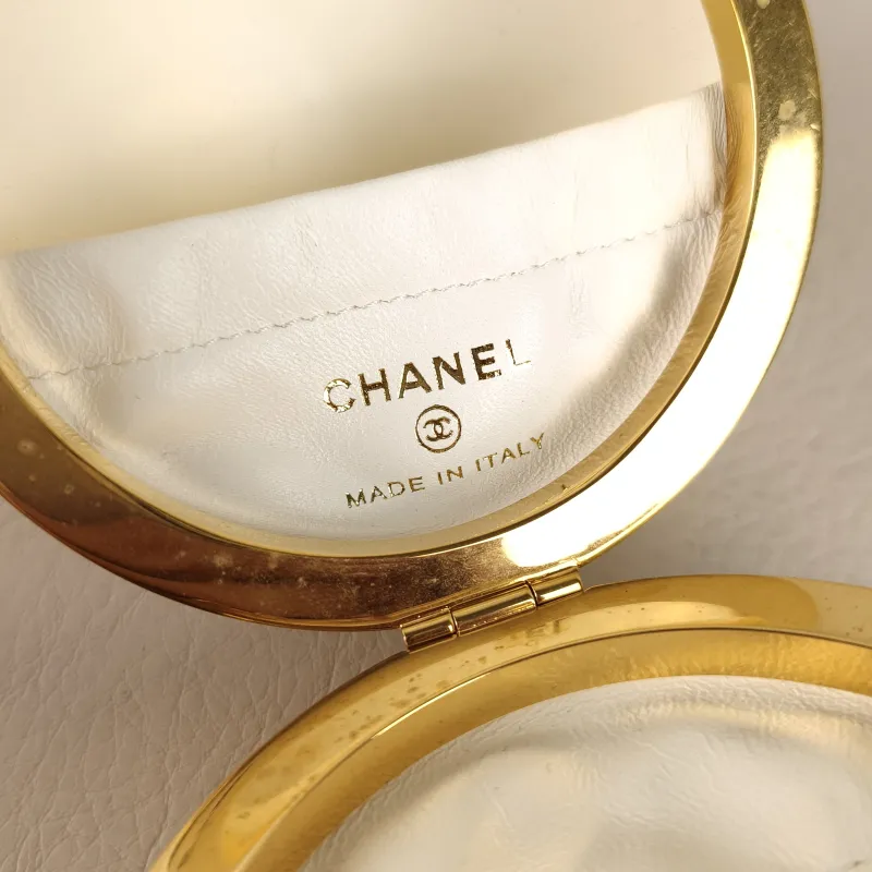 Chanel Crossbody Bag Crossbody Bag White Lambskin One Size 9 × 9 × 9 cm — detail view 7 of 7