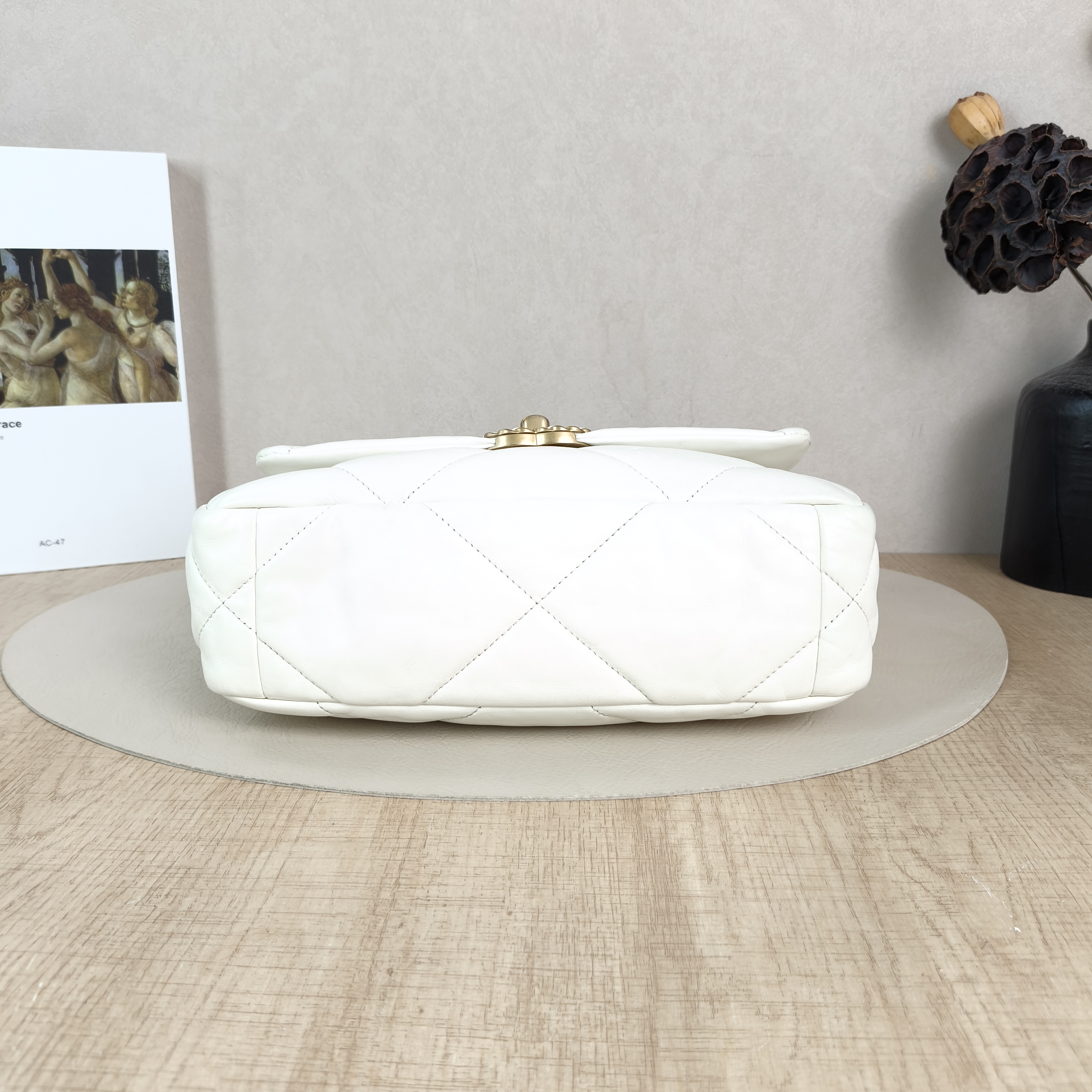 Chanel Crossbody Bag19Bag White SL ambskin Small26 × 9 × 16 cm — cover view 4 of 5